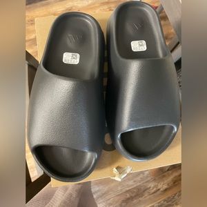 Slide Yeezy - size 7 mens